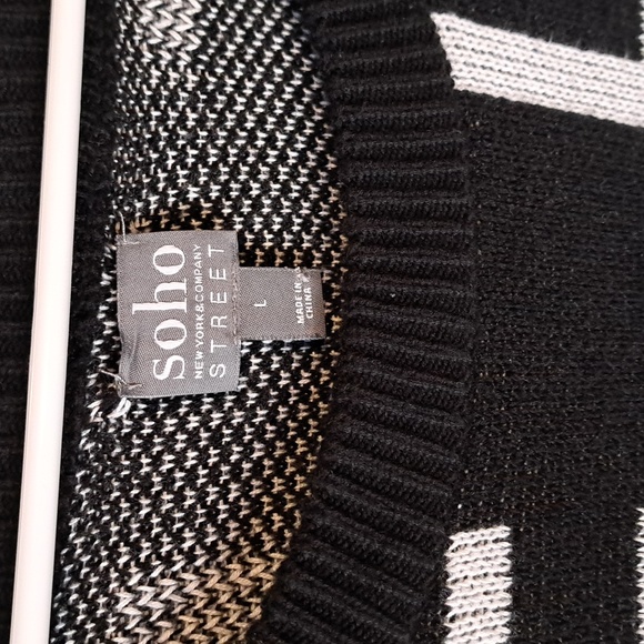 New York & Company Love oversize sweater. Colour block black and white. - Picture 4 of 9